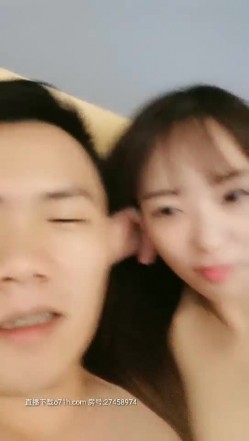 【小桃表妹】00后在校大学生，欠了一屁股债，找表哥开直播，身材非常极品 截图1