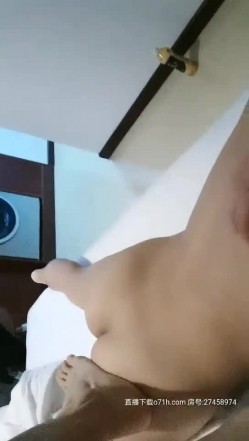 【小桃表妹】00后在校大学生，欠了一屁股债，找表哥开直播，身材非常极品 截图13