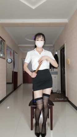 最新快手泄密！丝袜美腿老A8熟女【兔子队长】定制流出，骚到无底线，制服诱惑道具自慰，白浆多的夸张 截图6