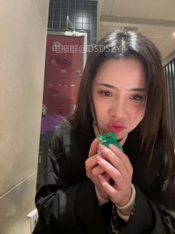 ️逆天户外主播【qingqing-ss】高颜值长腿丝袜、公园、商场餐厅大胆当着路人面裸露自慰 截图11
