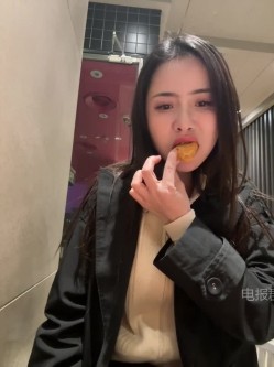 ️逆天户外主播【qingqing-ss】高颜值长腿丝袜、公园、商场餐厅大胆当着路人面裸露自慰 截图15