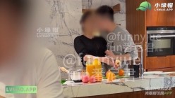 推特14万粉女教导主任绿帽夫妻「番尼君」《老婆背着我和单男偷情》后续，朋友来家里玩，背着我在厨房和老婆偷情 截图2