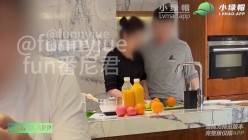 推特14万粉女教导主任绿帽夫妻「番尼君」《老婆背着我和单男偷情》后续，朋友来家里玩，背着我在厨房和老婆偷情 截图3