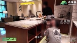 推特14万粉女教导主任绿帽夫妻「番尼君」《老婆背着我和单男偷情》后续，朋友来家里玩，背着我在厨房和老婆偷情 截图8