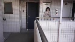 HMN-407 昼下がりの専業主婦 人妻母性マンション ～旦那の不在中に中出しで可愛がる仲よし奥さんたちの幸せな日常～ 三尾めぐ 上戸まり 截图1
