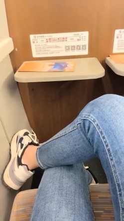 千里送逼，坐上高铁去约炮，【妖娆小宝贝】，美腿御姐，高铁厕所自慰，奥迪车震 截图2
