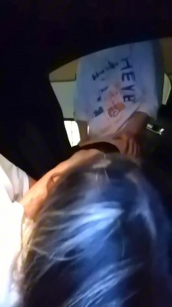 武汉极品身材高颜值女大被金主调教成小母狗 蒙眼口球手铐对镜啪啪3P双通 截图2