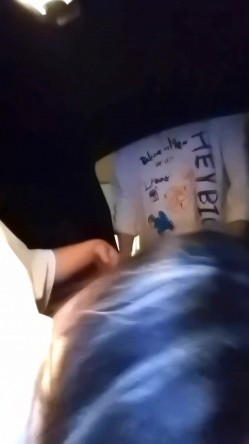 武汉极品身材高颜值女大被金主调教成小母狗 蒙眼口球手铐对镜啪啪3P双通 截图3