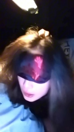 武汉极品身材高颜值女大被金主调教成小母狗 蒙眼口球手铐对镜啪啪3P双通 截图8