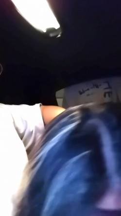 武汉极品身材高颜值女大被金主调教成小母狗 蒙眼口球手铐对镜啪啪3P双通 截图9