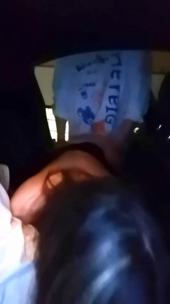 武汉极品身材高颜值女大被金主调教成小母狗 蒙眼口球手铐对镜啪啪3P双通 截图11
