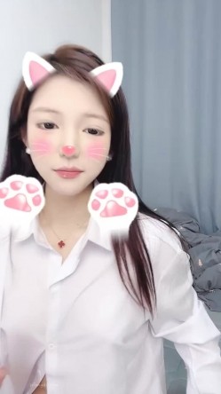 ️大眼睛大奶子清纯美女【辣妹水咸咸】下海裸舞，穿着衣服是女神，脱光秒变淫娃，很反差 截图1