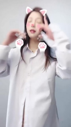 ️大眼睛大奶子清纯美女【辣妹水咸咸】下海裸舞，穿着衣服是女神，脱光秒变淫娃，很反差 截图2