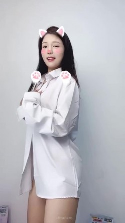 ️大眼睛大奶子清纯美女【辣妹水咸咸】下海裸舞，穿着衣服是女神，脱光秒变淫娃，很反差 截图3