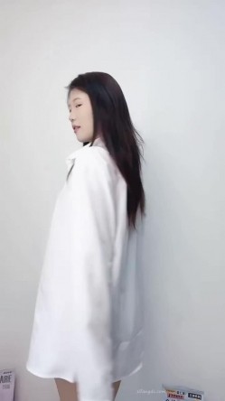 ️大眼睛大奶子清纯美女【辣妹水咸咸】下海裸舞，穿着衣服是女神，脱光秒变淫娃，很反差 截图4