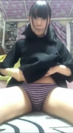 双马尾齐刘海年轻萌妹紫薇自拍,铅笔,毛刷异物插入,表情很微妙 截图7