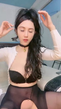 极品尤物美御姐！黑框眼镜爆乳肥穴！收费房激情诱惑，开档黑丝自摸骚逼，抬起美腿掰穴，表情很是淫骚 截图1