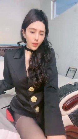 极品尤物美御姐！黑框眼镜爆乳肥穴！收费房激情诱惑，开档黑丝自摸骚逼，抬起美腿掰穴，表情很是淫骚 截图5