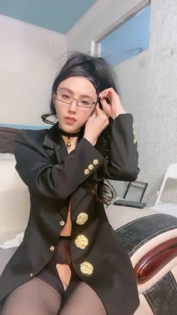 极品尤物美御姐！黑框眼镜爆乳肥穴！收费房激情诱惑，开档黑丝自摸骚逼，抬起美腿掰穴，表情很是淫骚 截图6