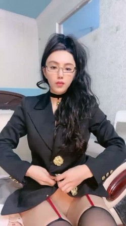 极品尤物美御姐！黑框眼镜爆乳肥穴！收费房激情诱惑，开档黑丝自摸骚逼，抬起美腿掰穴，表情很是淫骚 截图11