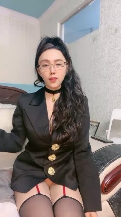 极品尤物美御姐！黑框眼镜爆乳肥穴！收费房激情诱惑，开档黑丝自摸骚逼，抬起美腿掰穴，表情很是淫骚 截图12