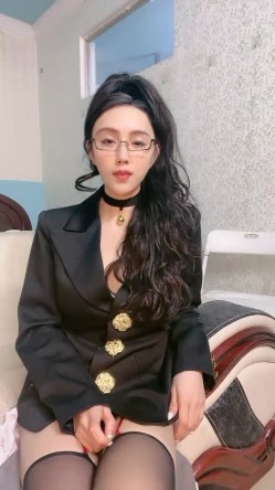 极品尤物美御姐！黑框眼镜爆乳肥穴！收费房激情诱惑，开档黑丝自摸骚逼，抬起美腿掰穴，表情很是淫骚 截图15