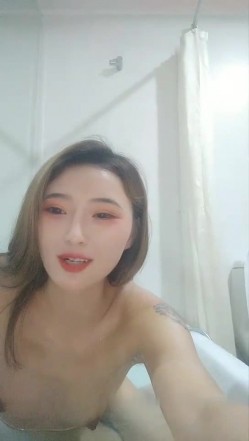 高颜值苗条白虎妹子双人啪啪秀 浴缸洗澡舔逼逼后入抽插大力猛操 截图3
