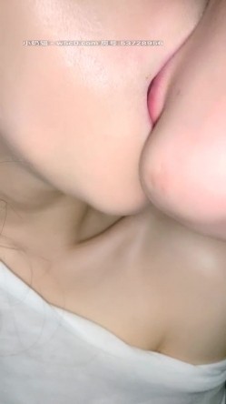 【Avove】系列合集，野战爱好者，带着炮友各地留精，最爱无毛肥逼包臀裙肉丝 截图2