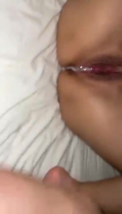 深圳情侣、邀请单男一起无套，男友射完，单男接着精液一起混合艹，艹得白沫沫超多 3V合集！ 截图6