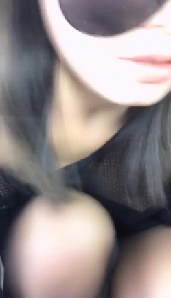 露脸黑丝美女主播趁没人大胆在停车场的豪车上面自慰 还直接高潮喷了一大摊水 截图2