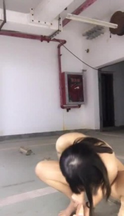 露脸黑丝美女主播趁没人大胆在停车场的豪车上面自慰 还直接高潮喷了一大摊水 截图10