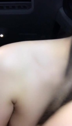 露脸黑丝美女主播趁没人大胆在停车场的豪车上面自慰 还直接高潮喷了一大摊水 截图15