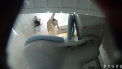 【珍藏完整版】浴室暗藏摄像头偷拍两朵姐妹花洗澡,肤如凝脂肤似雪,一夜春宵梦断魂 截图3