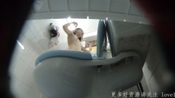 【珍藏完整版】浴室暗藏摄像头偷拍两朵姐妹花洗澡,肤如凝脂肤似雪,一夜春宵梦断魂 截图5