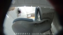 【珍藏完整版】浴室暗藏摄像头偷拍两朵姐妹花洗澡,肤如凝脂肤似雪,一夜春宵梦断魂 截图9
