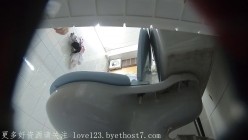 【珍藏完整版】浴室暗藏摄像头偷拍两朵姐妹花洗澡,肤如凝脂肤似雪,一夜春宵梦断魂 截图11
