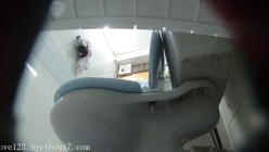 【珍藏完整版】浴室暗藏摄像头偷拍两朵姐妹花洗澡,肤如凝脂肤似雪,一夜春宵梦断魂 截图14