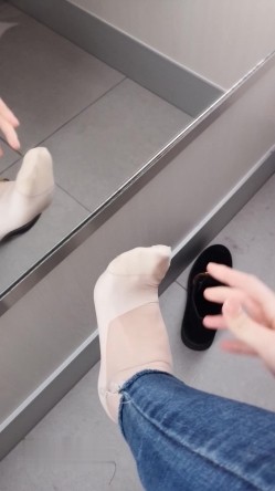 美腿福利姬鱼丸少女试衣间秀丝袜美腿 把玩骑坐假屌自慰抽插流白浆 截图2