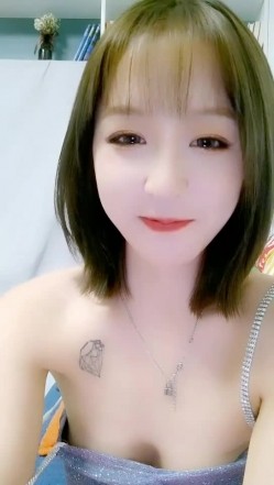 高颜值苗条身材短发妹子洗澡自慰 浴室洗完澡再到沙发上道具JJ抽插掰开特写 截图3