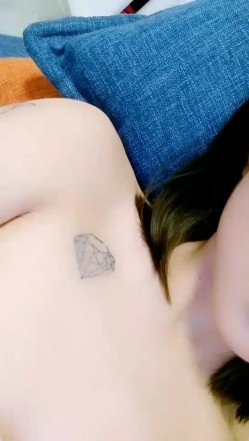 高颜值苗条身材短发妹子洗澡自慰 浴室洗完澡再到沙发上道具JJ抽插掰开特写 截图10