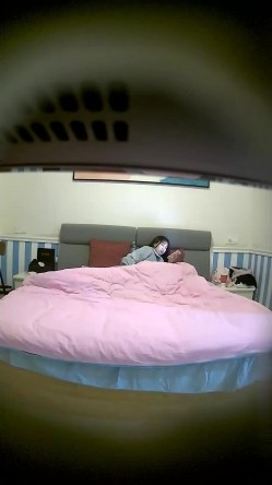 酒店偷拍 ️稀有房两对情侣美女精心打扮一番和纹身男友激情上位嗨摇 截图1