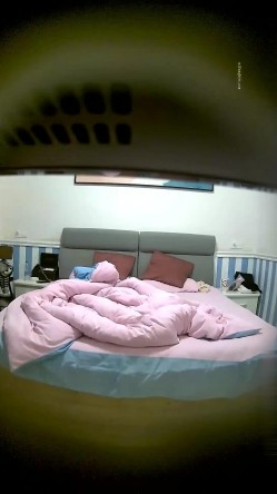 酒店偷拍 ️稀有房两对情侣美女精心打扮一番和纹身男友激情上位嗨摇 截图10