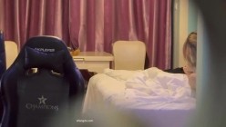 最新猫眼偷拍大集合，从猫眼和门缝里偷窥情侣做爱，不乏高颜值情侣，喝酒再干炮 截图4