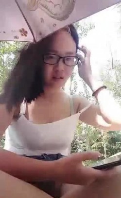 样子非常可爱的眼镜小女生喵儿周末和同学户外野餐完打野战没想到妹子私低下这么淫骚 截图1