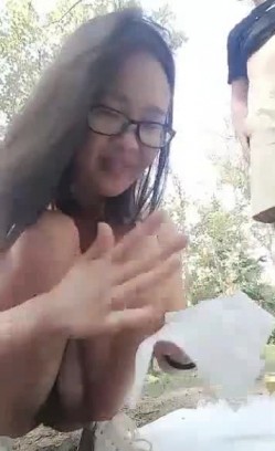 样子非常可爱的眼镜小女生喵儿周末和同学户外野餐完打野战没想到妹子私低下这么淫骚 截图6