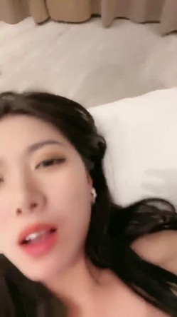 顶级颜值模特【女模小草莓】无套狂操~白浆直流~射嘴里！ 截图4