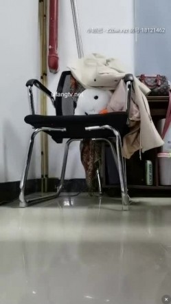 最牛【小橙子老师】办公室玩跳蛋,正发骚时领导意外进来了谈工作，时间还挺长 一直在忍耐丝袜都撕烂了,决堤潮喷，非常刺激！ 截图1