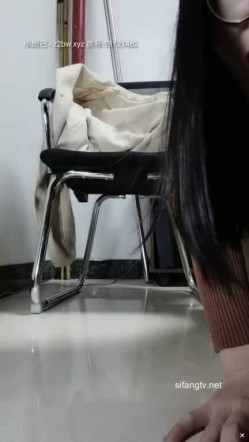 最牛【小橙子老师】办公室玩跳蛋,正发骚时领导意外进来了谈工作，时间还挺长 一直在忍耐丝袜都撕烂了,决堤潮喷，非常刺激！ 截图3