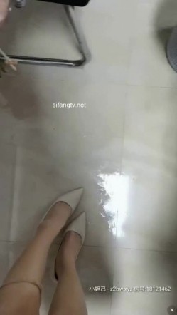 最牛【小橙子老师】办公室玩跳蛋,正发骚时领导意外进来了谈工作，时间还挺长 一直在忍耐丝袜都撕烂了,决堤潮喷，非常刺激！ 截图14