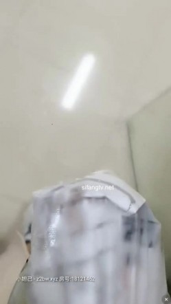 最牛【小橙子老师】办公室玩跳蛋,正发骚时领导意外进来了谈工作，时间还挺长 一直在忍耐丝袜都撕烂了,决堤潮喷，非常刺激！ 截图15